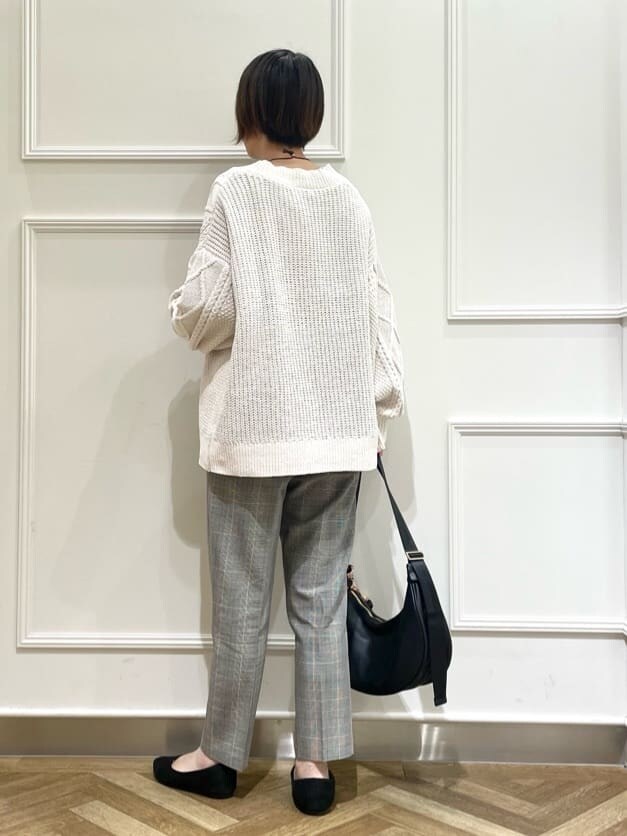 ホワイト系のカーディガン/ボレロ、ブルー系のTシャツ/カットソー、グレー系のその他パンツを着用したレディースの秋コーディネートの3枚目の写真