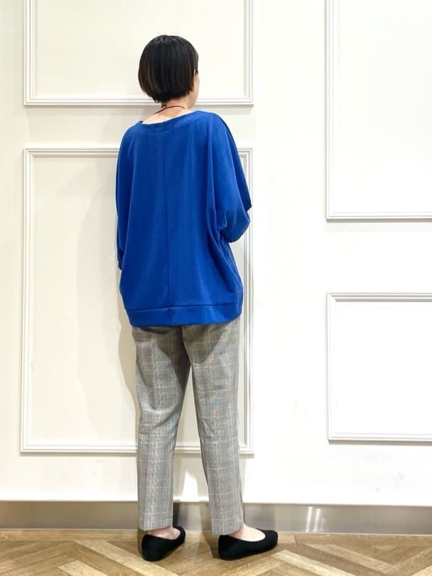 ブルー系のTシャツ/カットソー、グレー系のその他パンツ、ブラック系のその他シューズを着用したレディースの秋コーディネートの3枚目の写真