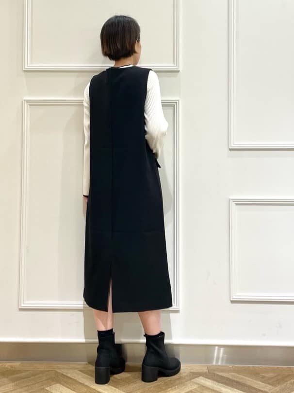 グレー系のカーディガン/ボレロ、ブラック系のワンピース、ホワイト系のニット/セーターを着用したレディースの冬コーディネートの6枚目の写真
