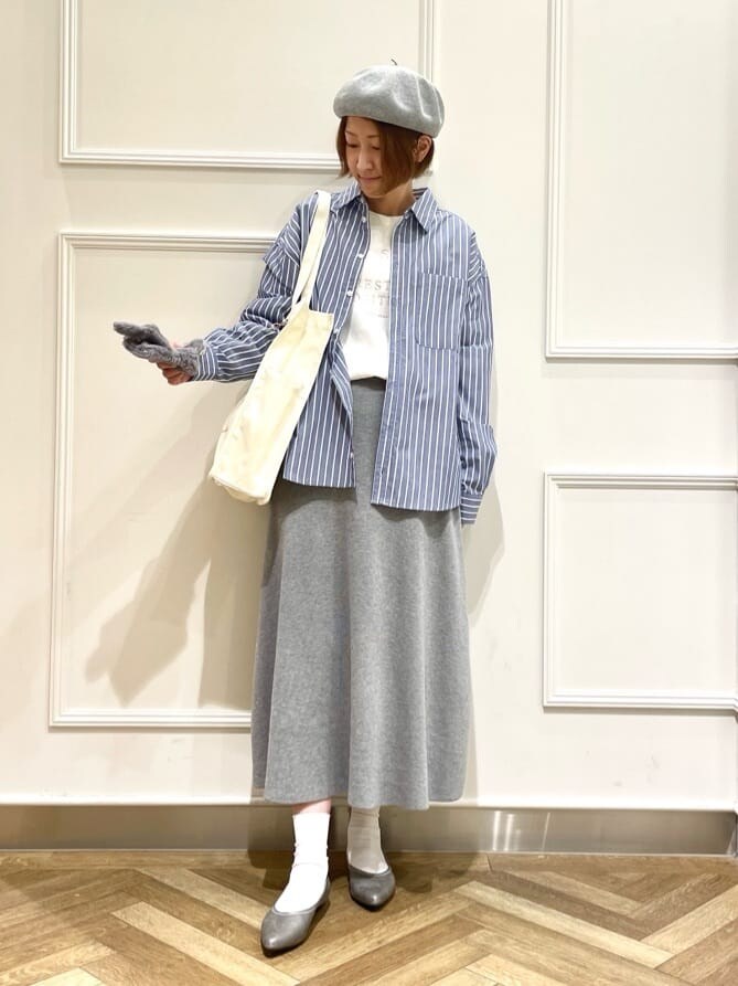 ブルー系のシャツ/ブラウス、ホワイト系のTシャツ/カットソー、グレー系のスカートを着用したレディースの冬コーディネートの4枚目の写真