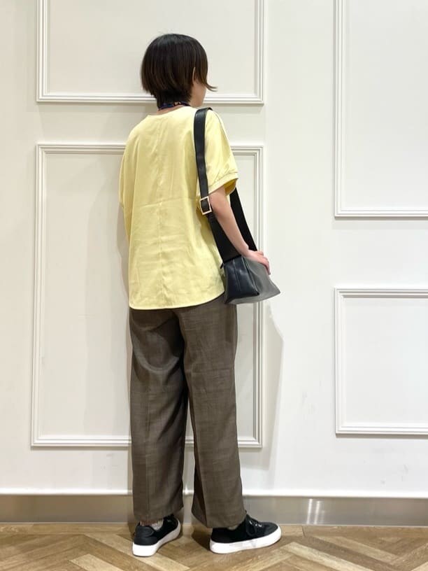 イエロー系のシャツ/ブラウス、ブラウン系のその他パンツ、ブラック系のスニーカーを着用したレディースの秋コーディネートの3枚目の写真