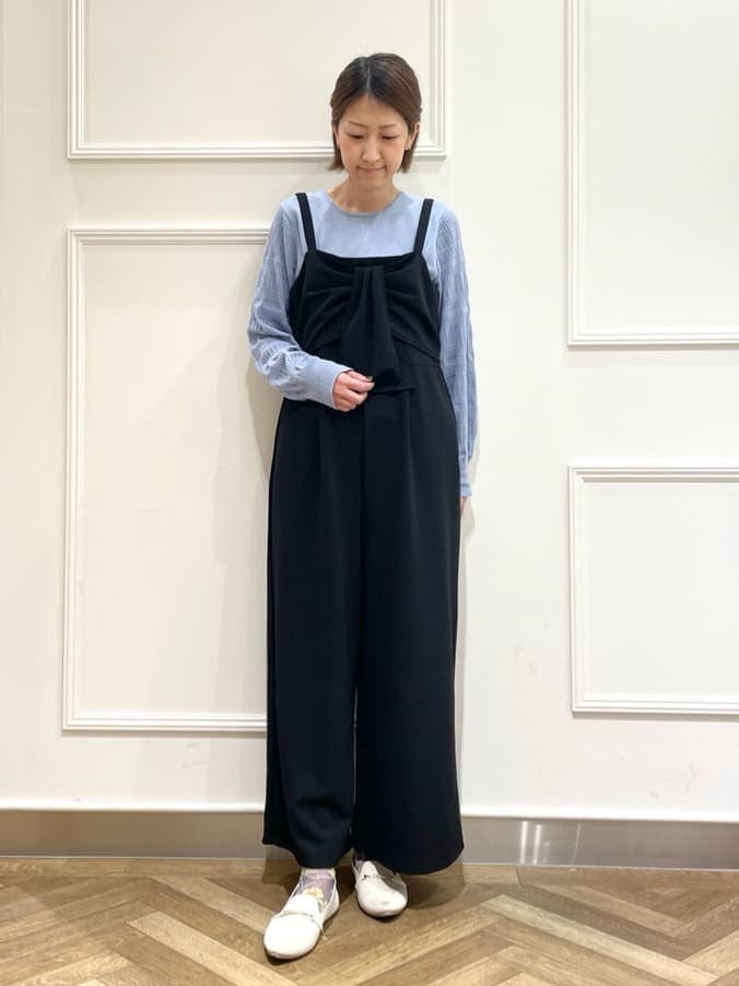 グレー系のデニムジャケット、ブラック系のサロペット/オーバーオール、ブルー系のニット/セーターを着用したレディースの春コーディネートの4枚目の写真