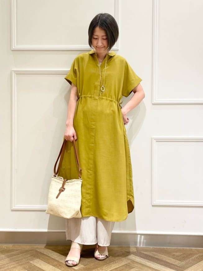 イエロー系のワンピース、ホワイト系のTシャツ/カットソー、ベージュ系のその他パンツを着用したレディースの夏コーディネートの4枚目の写真