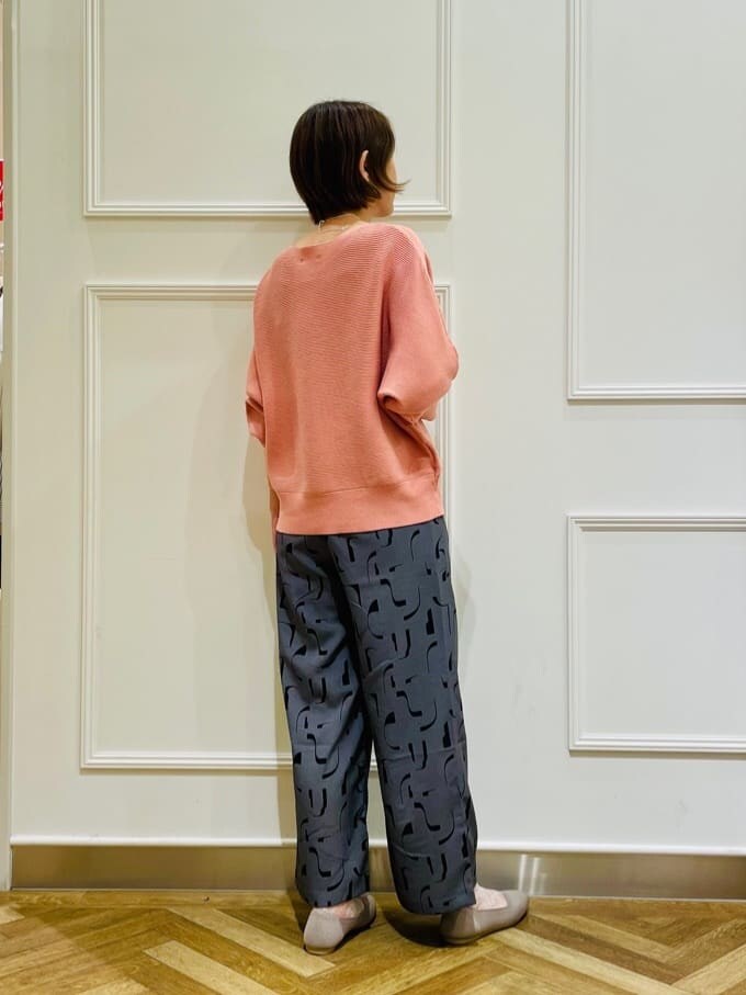 ベージュ系のパンプスを着用したレディースの秋コーディネートの3枚目の写真