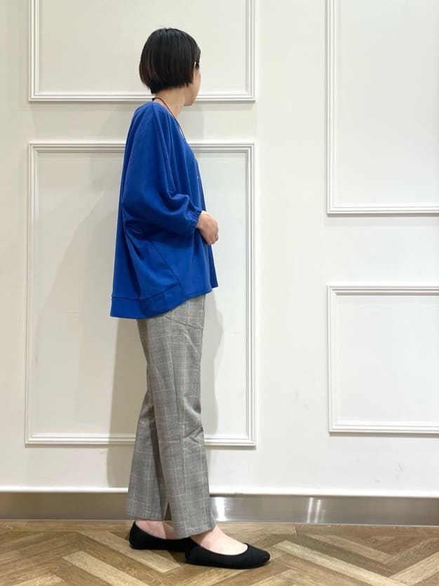 ホワイト系のカーディガン/ボレロ、ブルー系のTシャツ/カットソー、グレー系のその他パンツを着用したレディースの秋コーディネートの5枚目の写真