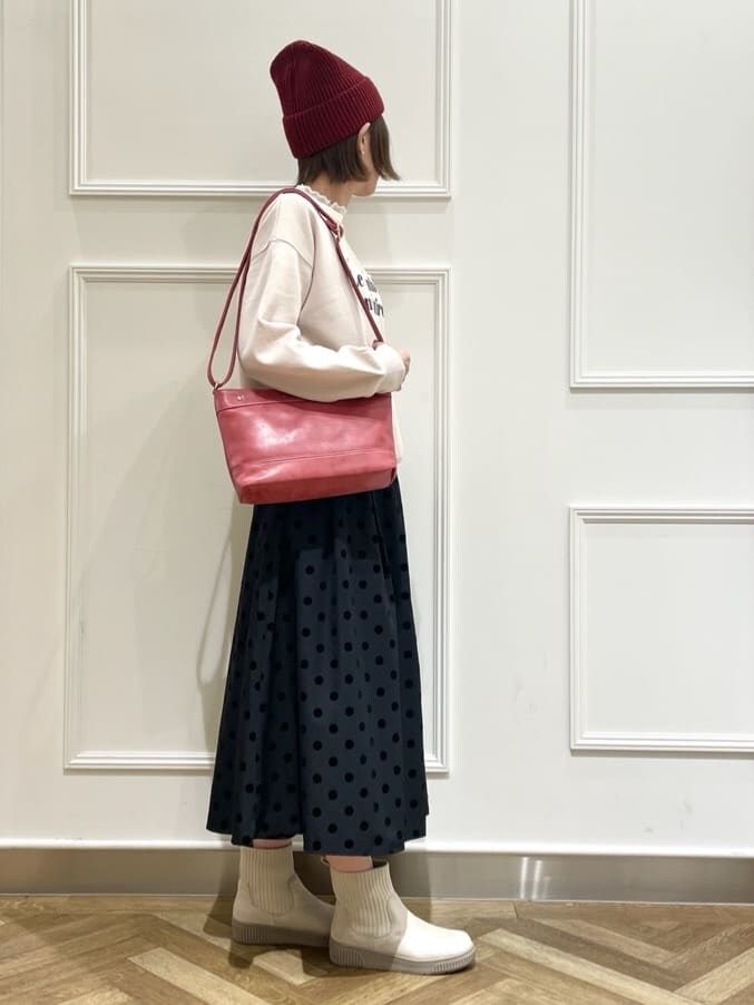 ベージュ系のTシャツ/カットソー、ホワイト系のTシャツ/カットソーを着用したレディースの冬コーディネートの2枚目の写真
