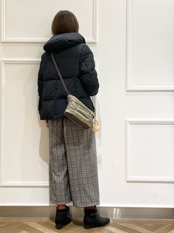 ベージュ系のその他パンツを着用したレディースの冬コーディネートの3枚目の写真