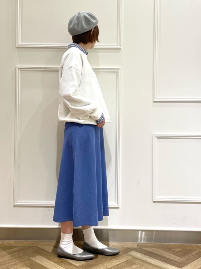 ホワイト系のブルゾン、ホワイト系のTシャツ/カットソー、ブルー系のシャツ/ブラウスを着用したレディースの冬コーディネートの5枚目の写真