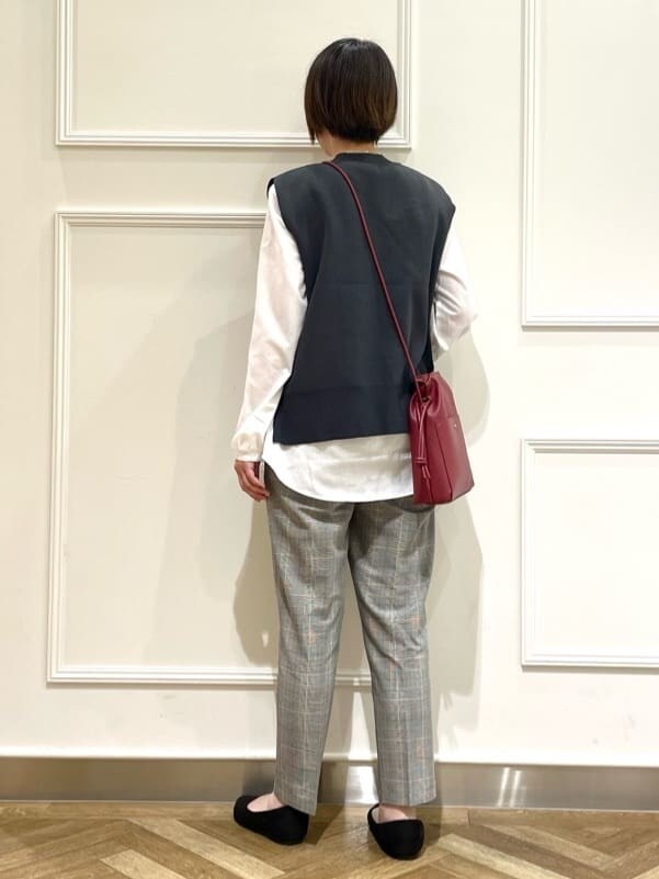 ブラック系のニット/セーター、グレー系のその他パンツ、ブラック系のその他シューズを着用したレディースの秋コーディネートの3枚目の写真