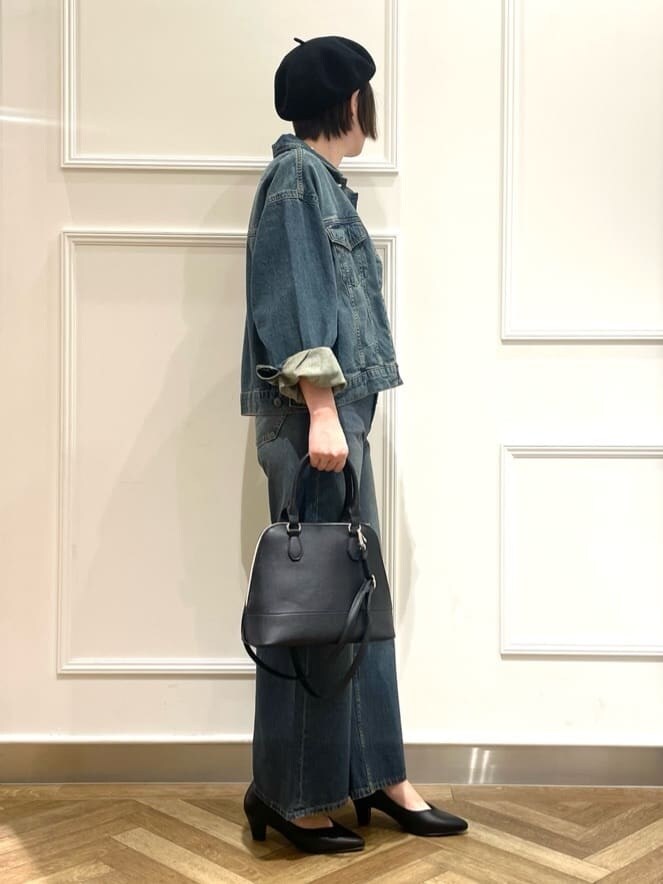 ブルー系のデニムジャケット、ホワイト系のシャツ/ブラウス、ブルー系のデニムパンツを着用したレディースの冬コーディネートの2枚目の写真