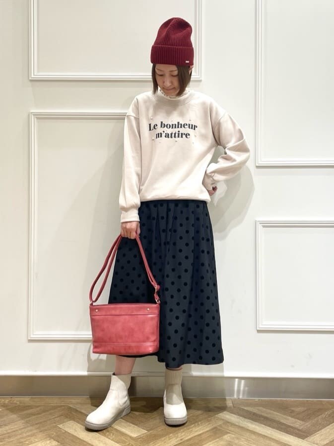 ベージュ系のTシャツ/カットソー、ホワイト系のTシャツ/カットソーを着用したレディースの冬コーディネートの4枚目の写真
