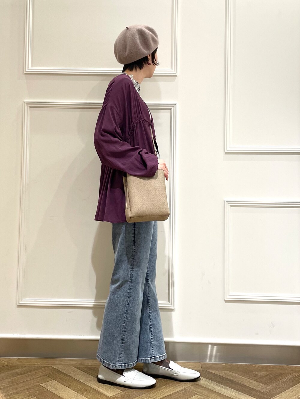 パープル系のカーディガン/ボレロ、グレー系のTシャツ/カットソー、ブルー系のデニムパンツを着用したレディースの秋コーディネートの5枚目の写真
