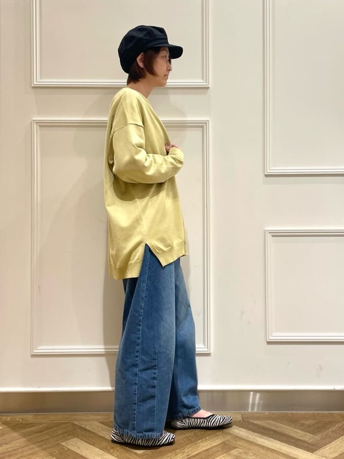 ブラック系のパンプスを着用したレディースの春コーディネートの2枚目の写真