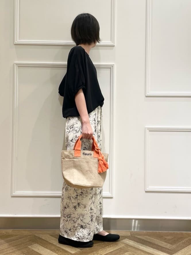 ブラック系のシャツ/ブラウス、ベージュ系のその他パンツ、シルバー系のその他シューズを着用したレディースの夏コーディネートの2枚目の写真