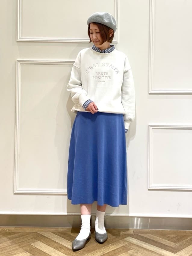 ホワイト系のブルゾン、ホワイト系のTシャツ/カットソー、ブルー系のシャツ/ブラウスを着用したレディースの冬コーディネートの4枚目の写真
