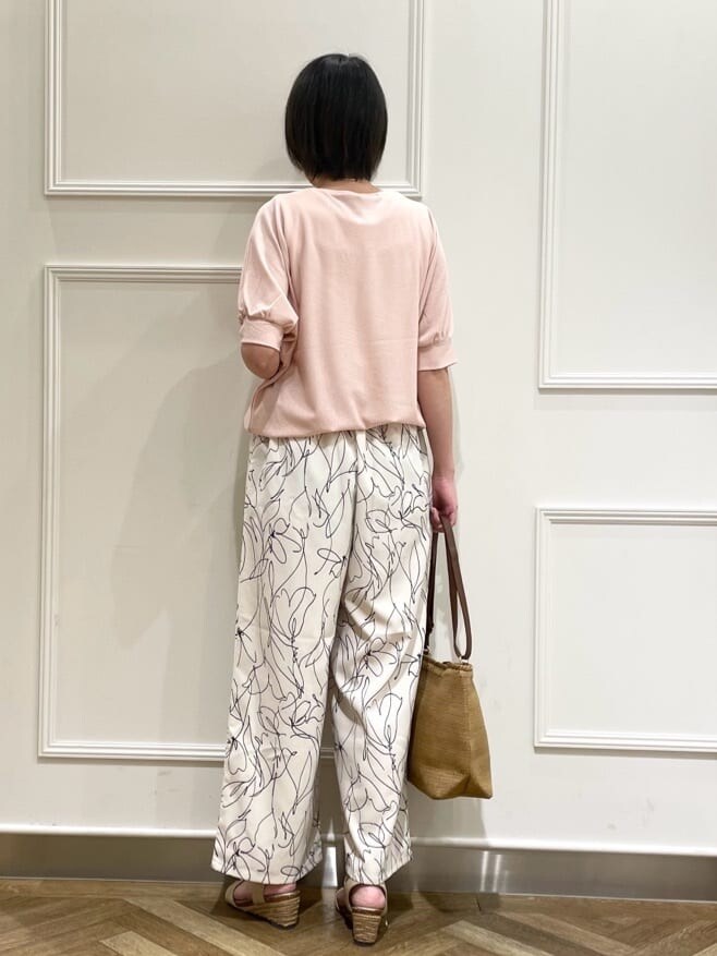 ピンク系のTシャツ/カットソー、ホワイト系のその他パンツ、ゴールド系のサンダルを着用したレディースの夏コーディネートの3枚目の写真