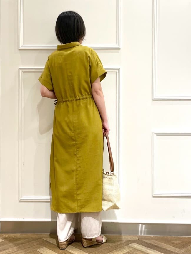 イエロー系のワンピース、ホワイト系のTシャツ/カットソー、ベージュ系のその他パンツを着用したレディースの夏コーディネートの3枚目の写真
