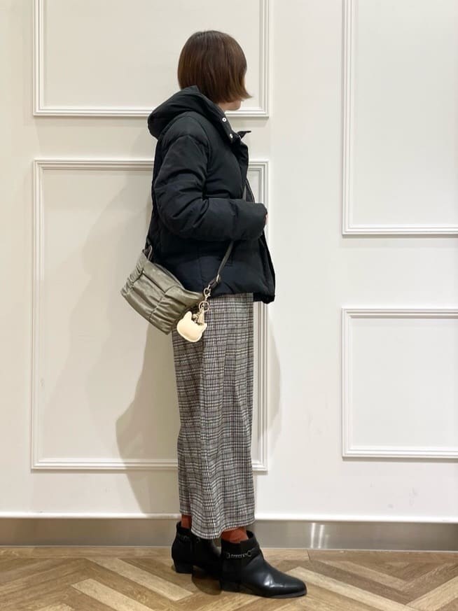 ベージュ系のその他パンツを着用したレディースの冬コーディネートの2枚目の写真
