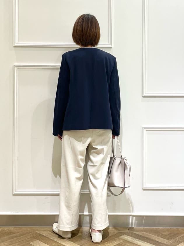 ブルー系のノーカラージャケット、グレー系のTシャツ/カットソー、ベージュ系のその他パンツを着用したレディースの春コーディネートの3枚目の写真