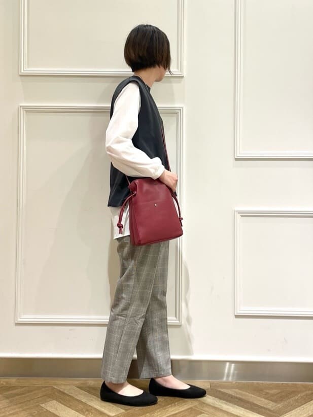 ブラック系のニット/セーター、グレー系のその他パンツ、ブラック系のその他シューズを着用したレディースの秋コーディネートの2枚目の写真