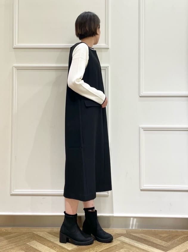 グレー系のカーディガン/ボレロ、ブラック系のワンピース、ホワイト系のニット/セーターを着用したレディースの冬コーディネートの5枚目の写真