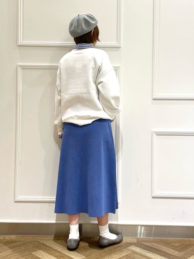 ホワイト系のブルゾン、ホワイト系のTシャツ/カットソー、ブルー系のシャツ/ブラウスを着用したレディースの冬コーディネートの6枚目の写真