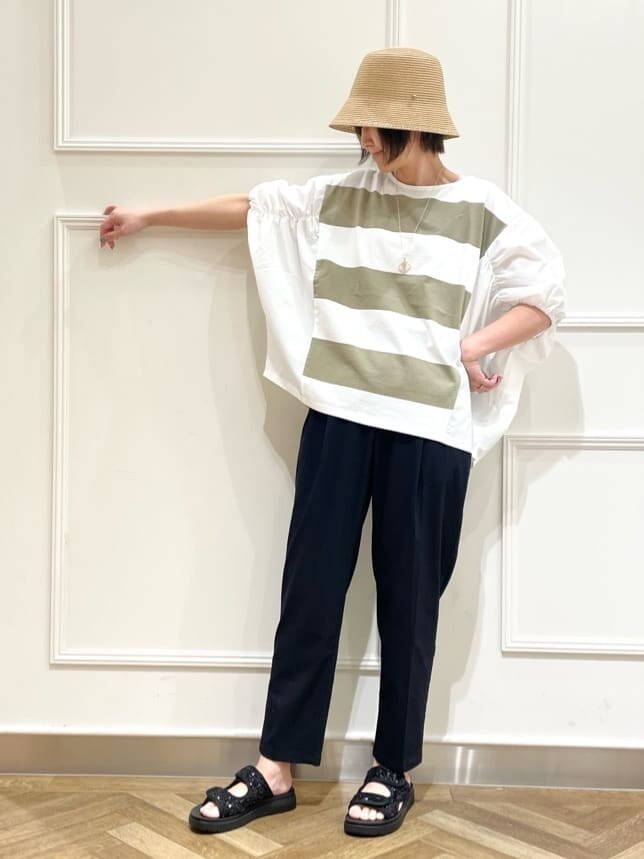 グリーン系のTシャツ/カットソー、ホワイト系のTシャツ/カットソー、ブラック系のその他パンツを着用したレディースの夏コーディネートの4枚目の写真