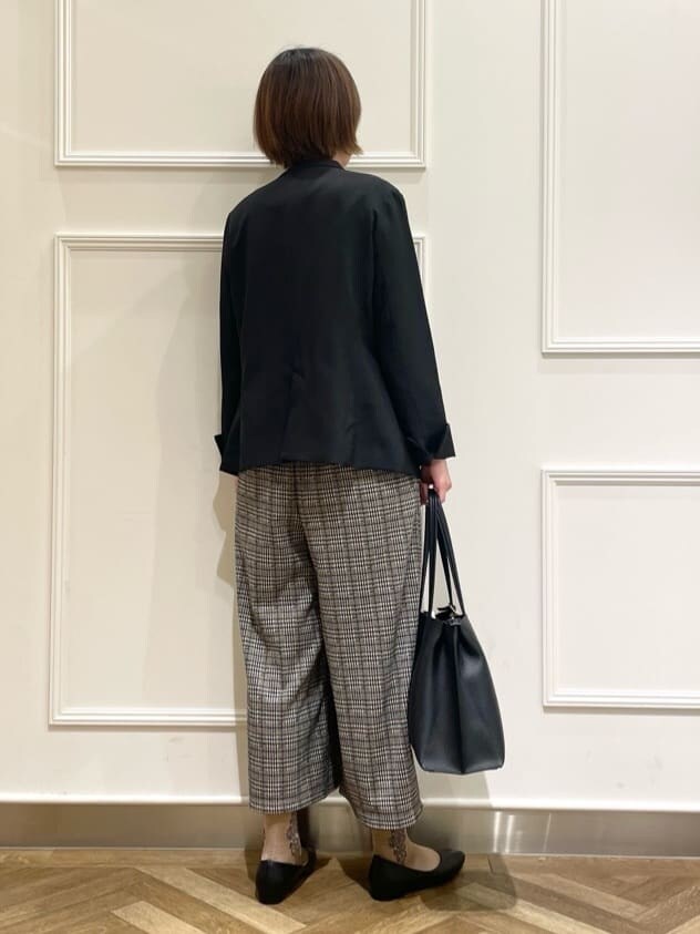 ブラック系のノーカラージャケット、グレー系のニット/セーター、ベージュ系のその他パンツを着用したレディースの冬コーディネートの4枚目の写真