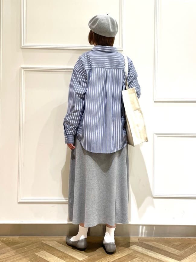 ブルー系のシャツ/ブラウス、ホワイト系のTシャツ/カットソー、グレー系のスカートを着用したレディースの冬コーディネートの3枚目の写真