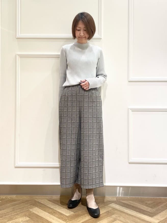 ブラック系のノーカラージャケット、グレー系のニット/セーター、ベージュ系のその他パンツを着用したレディースの冬コーディネートの7枚目の写真