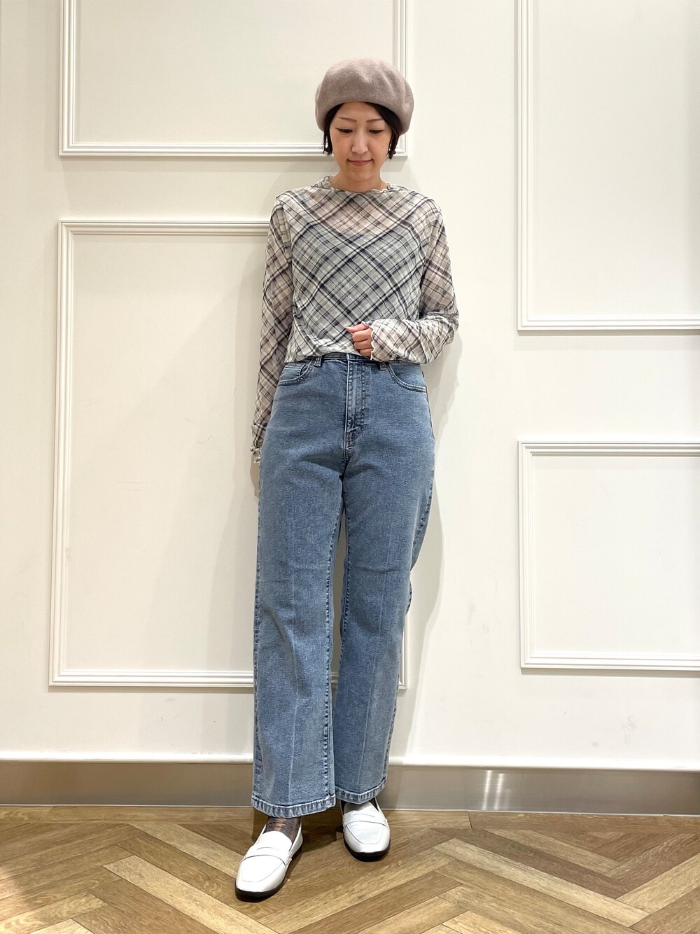 パープル系のカーディガン/ボレロ、グレー系のTシャツ/カットソー、ブルー系のデニムパンツを着用したレディースの秋コーディネートの6枚目の写真