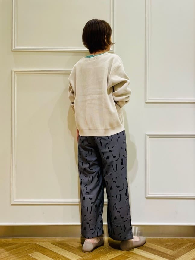 ベージュ系のパンプスを着用したレディースの秋コーディネートの3枚目の写真