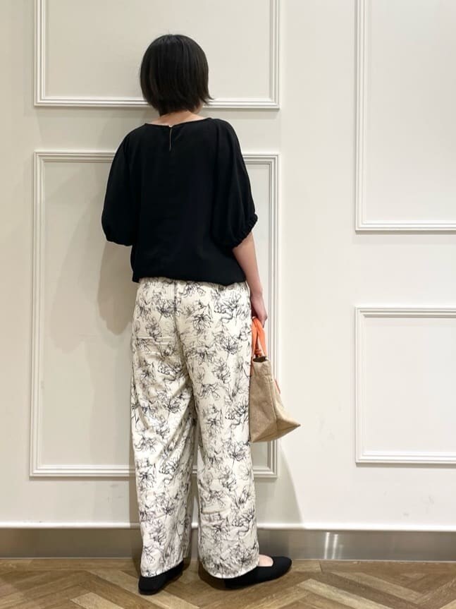 ブラック系のシャツ/ブラウス、ベージュ系のその他パンツ、シルバー系のその他シューズを着用したレディースの夏コーディネートの3枚目の写真
