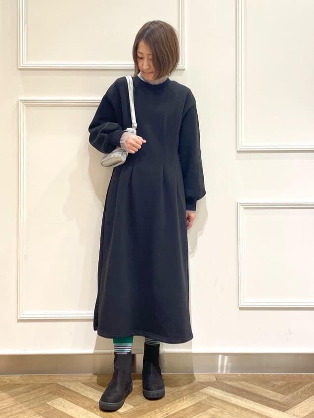 グレー系のTシャツ/カットソーを着用したレディースの冬コーディネートの4枚目の写真