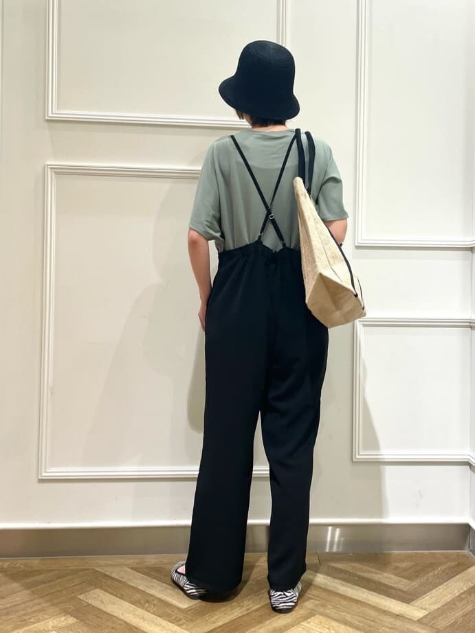 ブラック系のパンプスを着用したレディースの春コーディネートの4枚目の写真