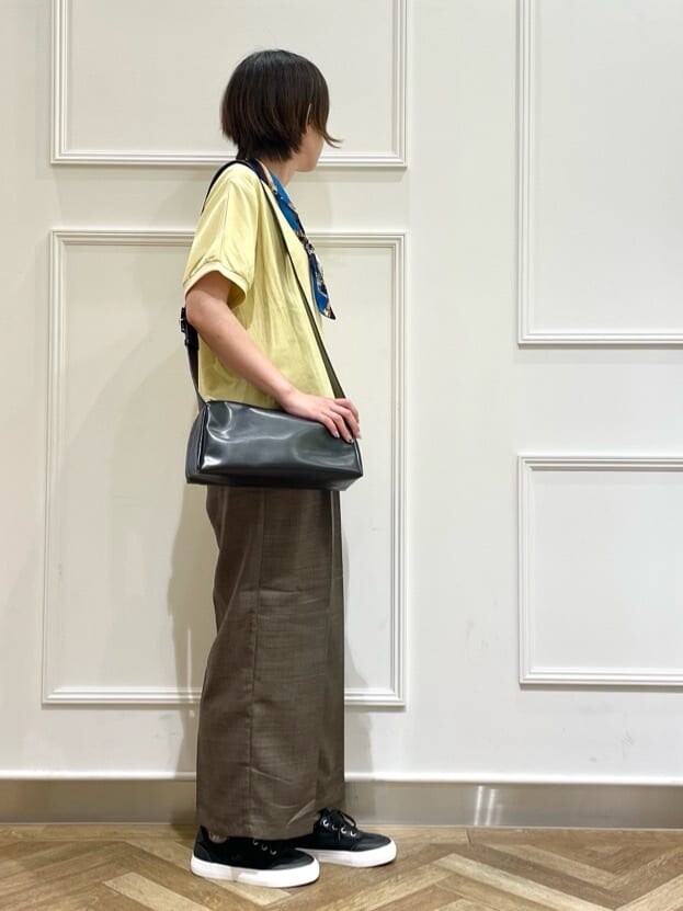 イエロー系のシャツ/ブラウス、ブラウン系のその他パンツ、ブラック系のスニーカーを着用したレディースの秋コーディネートの2枚目の写真