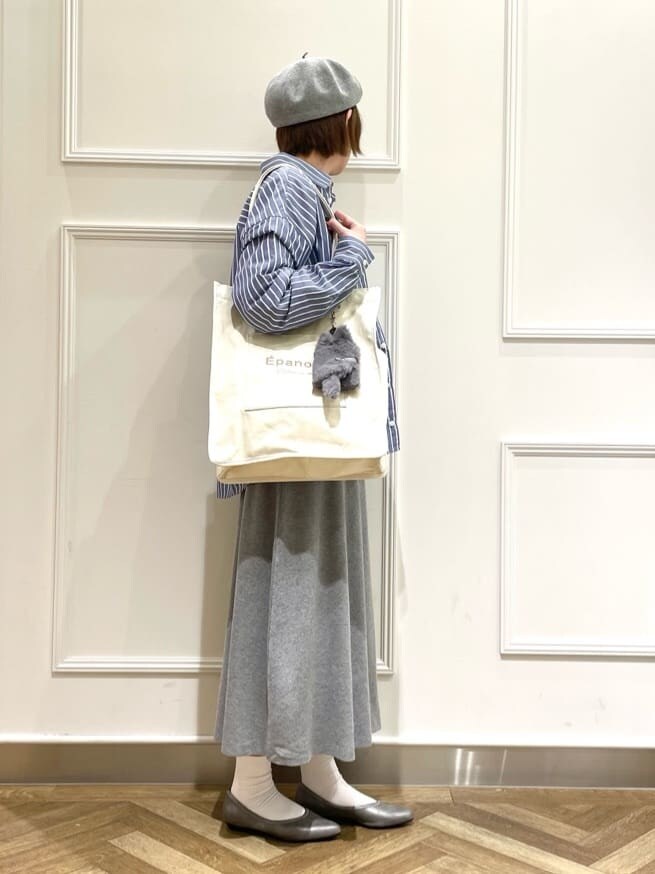 ブルー系のシャツ/ブラウス、ホワイト系のTシャツ/カットソー、グレー系のスカートを着用したレディースの冬コーディネートの2枚目の写真