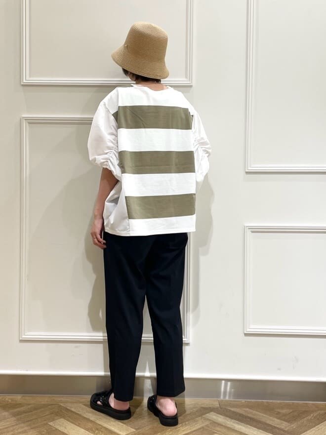グリーン系のTシャツ/カットソー、ホワイト系のTシャツ/カットソー、ブラック系のその他パンツを着用したレディースの夏コーディネートの3枚目の写真