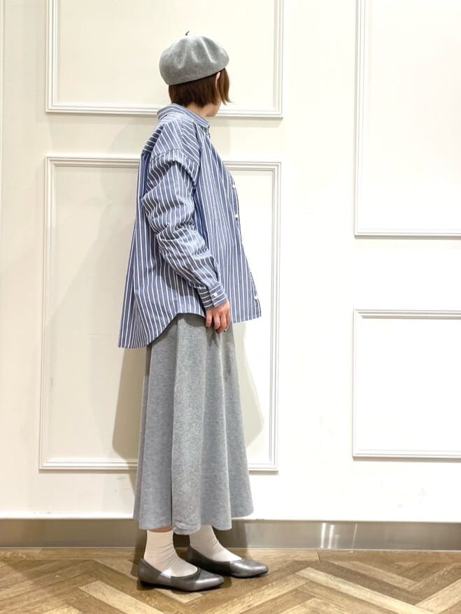 ブルー系のシャツ/ブラウス、ホワイト系のTシャツ/カットソー、グレー系のスカートを着用したレディースの冬コーディネートの5枚目の写真
