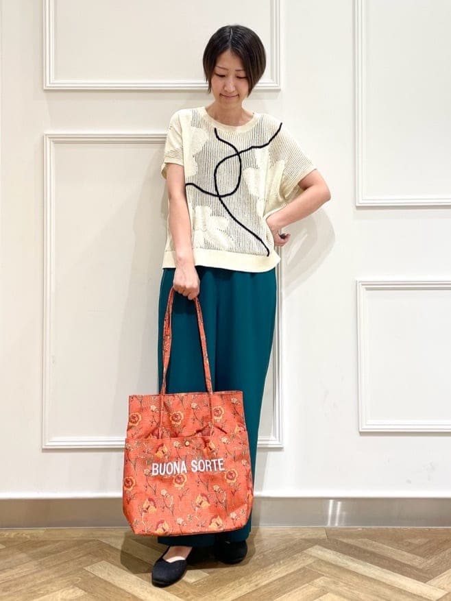 ホワイト系のニット/セーター、グリーン系のその他パンツ、シルバー系のその他シューズを着用したレディースの夏コーディネートの4枚目の写真