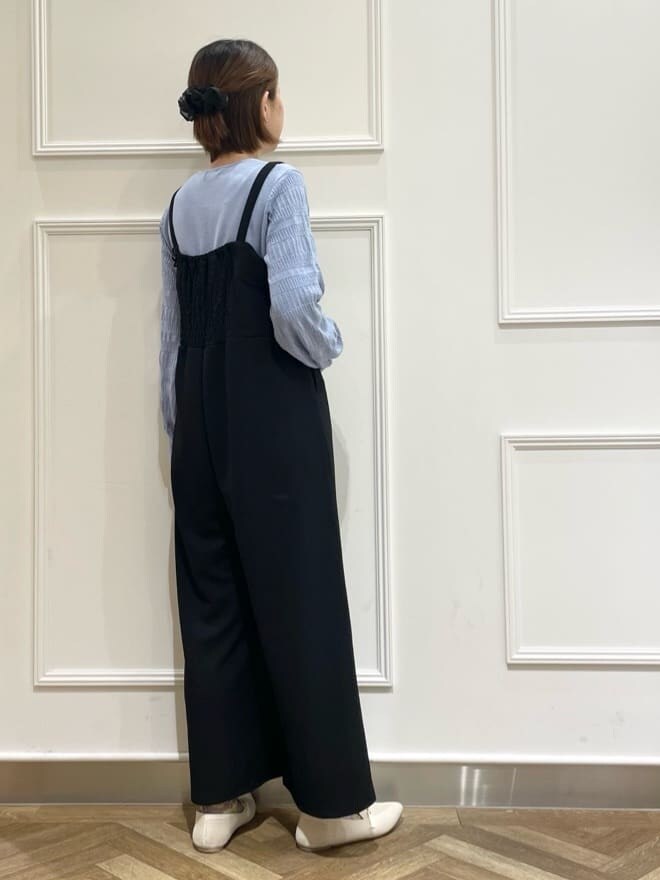 グレー系のデニムジャケット、ブラック系のサロペット/オーバーオール、ブルー系のニット/セーターを着用したレディースの春コーディネートの6枚目の写真