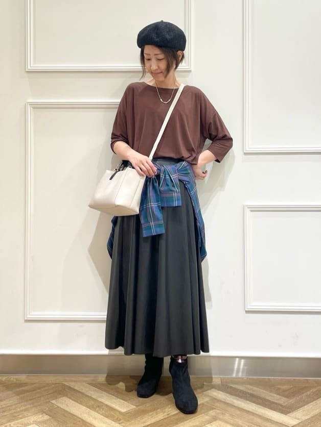 ブラウン系のTシャツ/カットソー、グリーン系のシャツ/ブラウス、ブラック系のスカートを着用したレディースの秋コーディネートの4枚目の写真