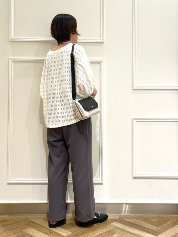 ホワイト系のTシャツ/カットソー、グレー系のその他パンツ、ブラック系のその他シューズを着用したレディースの秋コーディネートの3枚目の写真