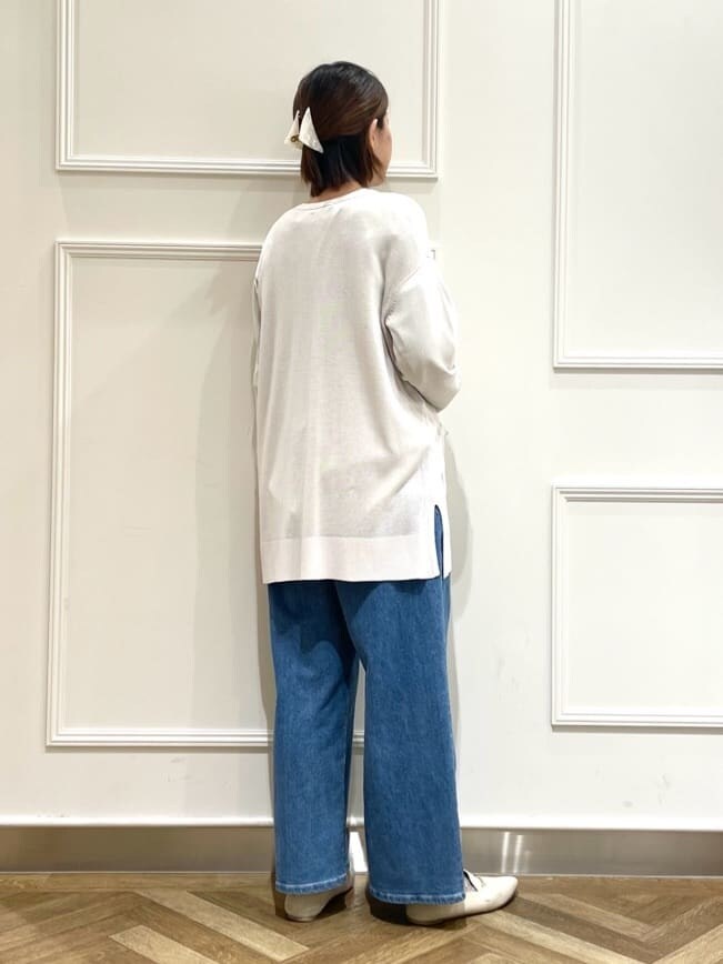 グレー系のカーディガン/ボレロ、グリーン系のシャツ/ブラウス、ブルー系のデニムパンツを着用したレディースの春コーディネートの3枚目の写真