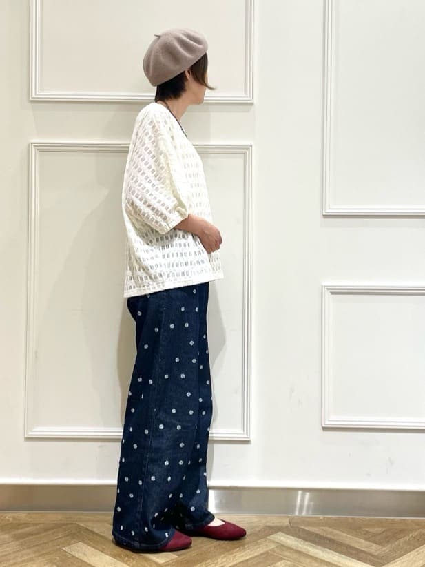 ホワイト系のTシャツ/カットソー、ブルー系のデニムパンツ、レッド系のその他シューズを着用したレディースの秋コーディネートの2枚目の写真