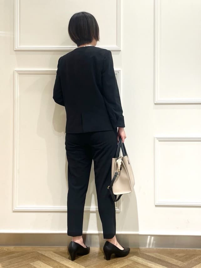 ブラック系のノーカラージャケット、ホワイト系のシャツ/ブラウス、ブラック系のその他パンツを着用したレディースの冬コーディネートの3枚目の写真