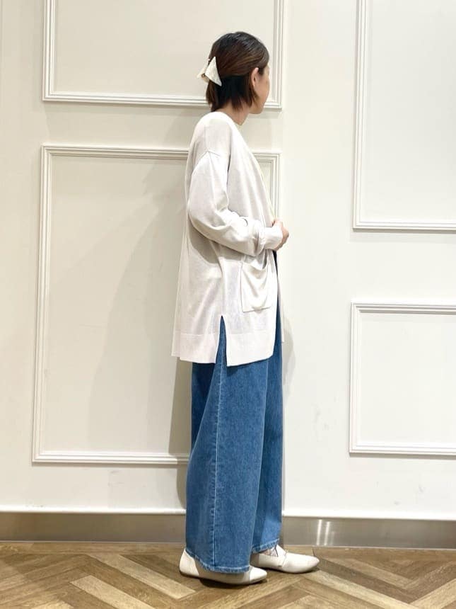 グレー系のカーディガン/ボレロ、グリーン系のシャツ/ブラウス、ブルー系のデニムパンツを着用したレディースの春コーディネートの2枚目の写真