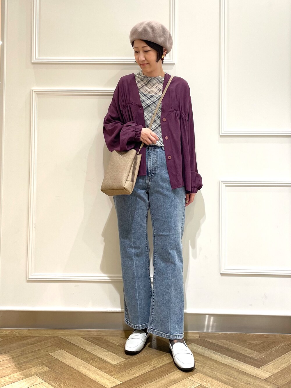 パープル系のカーディガン/ボレロ、グレー系のTシャツ/カットソー、ブルー系のデニムパンツを着用したレディースの秋コーディネートの4枚目の写真
