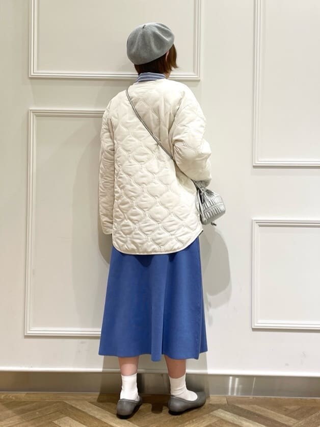 ホワイト系のブルゾン、ホワイト系のTシャツ/カットソー、ブルー系のシャツ/ブラウスを着用したレディースの冬コーディネートの3枚目の写真