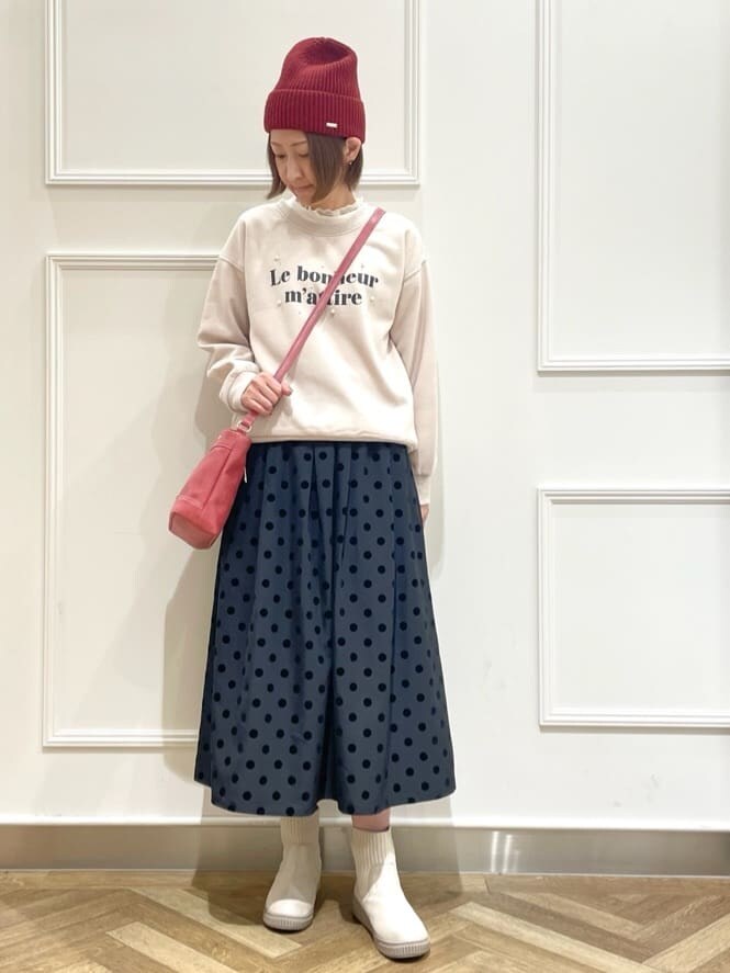 ベージュ系のTシャツ/カットソー、ホワイト系のTシャツ/カットソーを着用したレディースの冬コーディネートの5枚目の写真